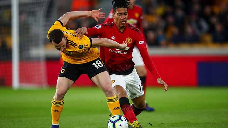 Masih sayang, Manchester United tolak tawaran pembelian Chris Smalling dari AS Roma. Copyright: © Robbie Jay Barratt - AMA/Getty Images
