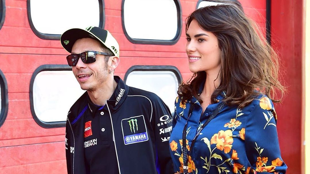 Valentino Rossi bersama dengan Francesca Sofia Novello Copyright: © instagram.com/francescasofianovello