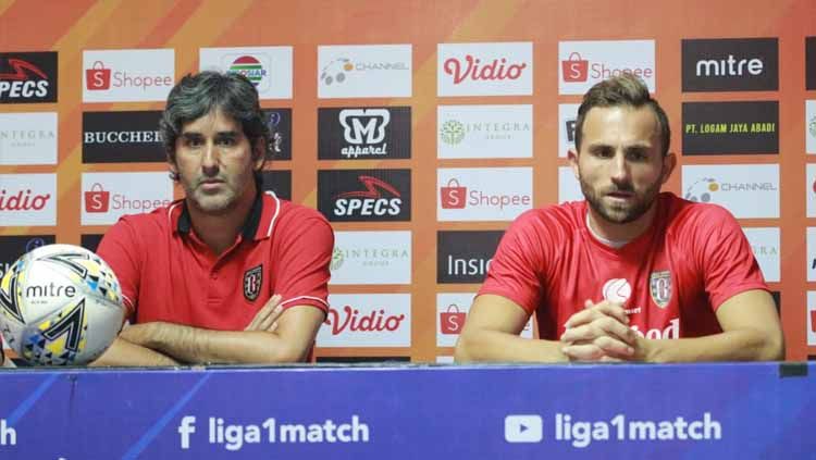 Stefano Cugurra Teco (kiri) bersama Ilija Spasojevic (kanan) dalam jumpa pers, jelang partai melawan Madura United. Copyright: © Media Officer Madura United