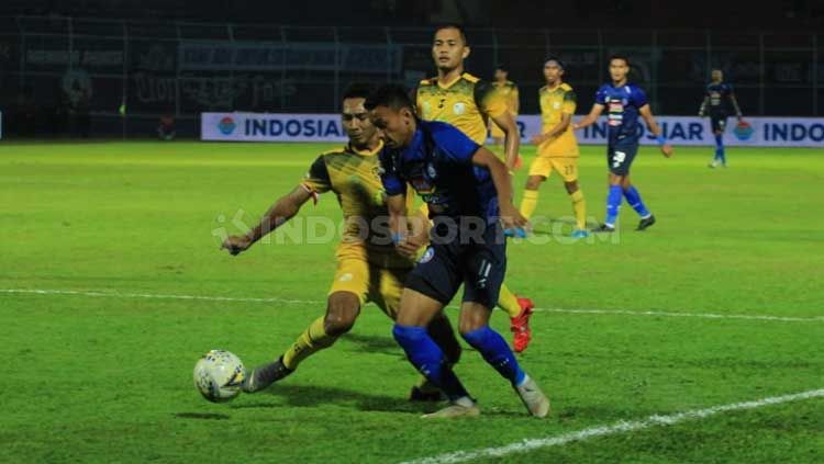 Penggawa klub Liga 1, Arema FC, Rifaldi Bawuoh (kanan) berusaha terobos pertahanan Barito Putera, Senin (19/08/2019). Copyright: © Ian Setiawan/INDOSPORT