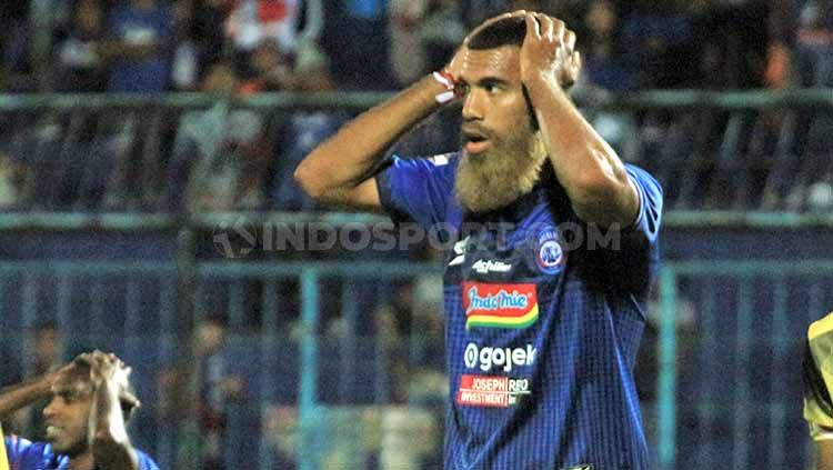 Striker Arema FC, Sylvano Comvalius, saat peluang golnya gagal. Copyright: © Ian Setiawan/INDOSPORT