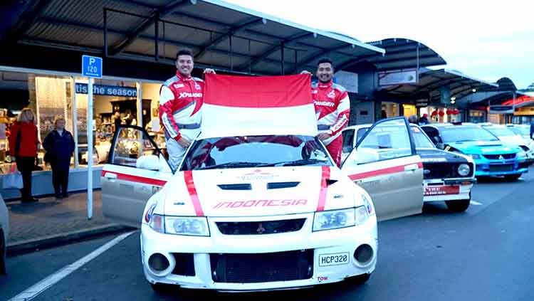 Rifat Sungkar dan M. Ridwan, navigatornya mengibarkan bendera Merah Putih di Selandia Baru. Copyright: © Media KaryaKU