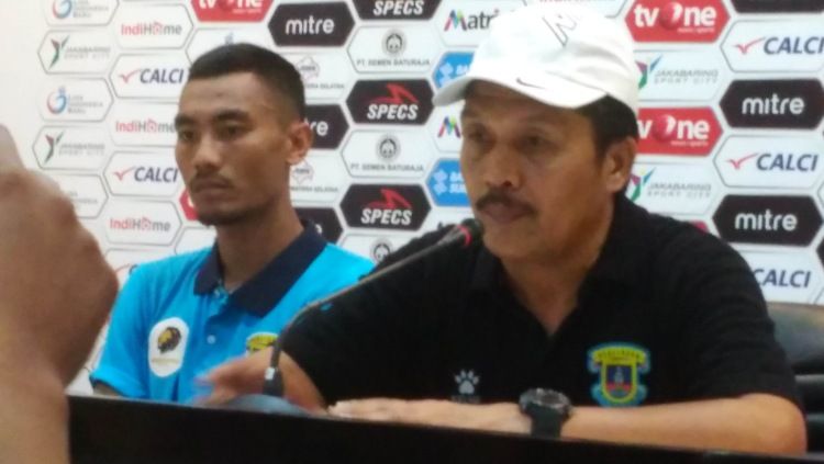 Pelatih Perserang Serang, Jaya Hartono murka dengan kinerja wasit usai timnya kalah dari Sriwijaya FC di Liga 2 2019. Copyright: © Muhammad Effendi/INDOSPORT