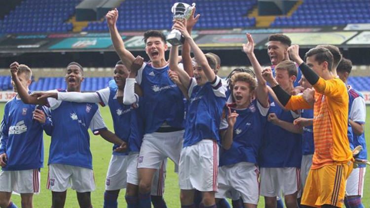 Elkan Baggot (tengah paling tinggi) menjuarai turnamen usia muda di Inggris.