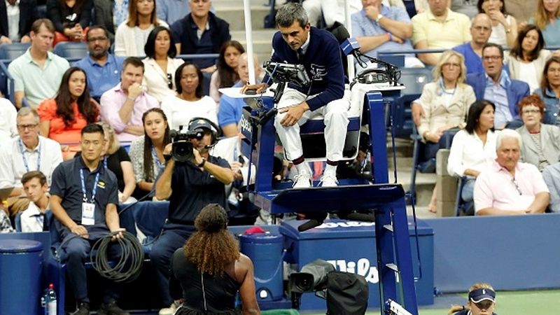 Serena Williams ketika komplain kepada Carlos Ramos. Copyright: © Mohammed Elshamy/Anadolu Agency/Getty Images