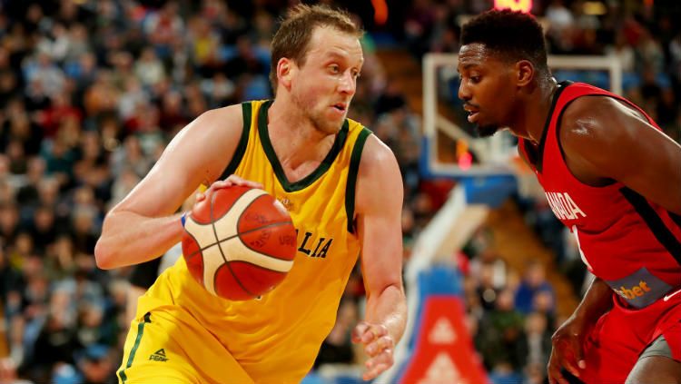 Joe Ingles (kuning) dalam laga persahabatan basket Australia vs Kanada. Copyright: © James Worsfold/Getty Images