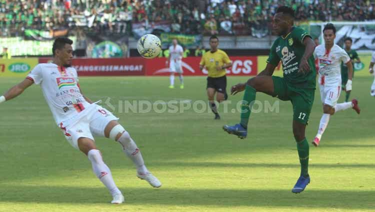 Laga pertandingan Liga 1 2019 antara Persebaya Surabaya vs Persija Jakarta, Sabtu (24/08/2019). Copyright: © Fitra Herdian/INDOSPORT