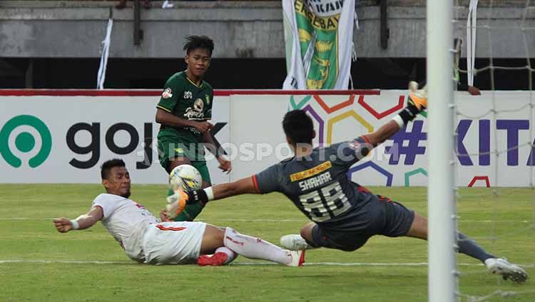 Aksi Mochammad Supriadi dalam laga pekan ke-16 Liga 1 2019 antara Persebaya Surabaya vs Persija Jakarta, Sabtu (24/8/19). Copyright: © Fitra Herdian/INDOSPORT