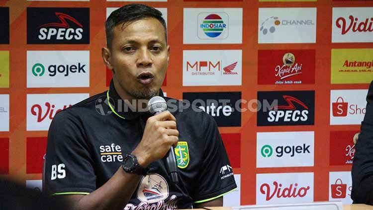 Bejo Sugiantoro menjelaskan alasan dirinya menempatkan Rachmat Irianto sebagai bek kiri di laga Bhayangkara FC vs Persebaya Surabaya. Copyright: © Fitra Herdian/INDOSPORT