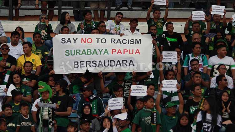 Dukungan suporter untuk pemain Papua, pada pertandingan Persebaya Surabaya vs Persija Jakarta, Sabtu (24/8/19). Copyright: © Fitra Herdian/INDOSPORT