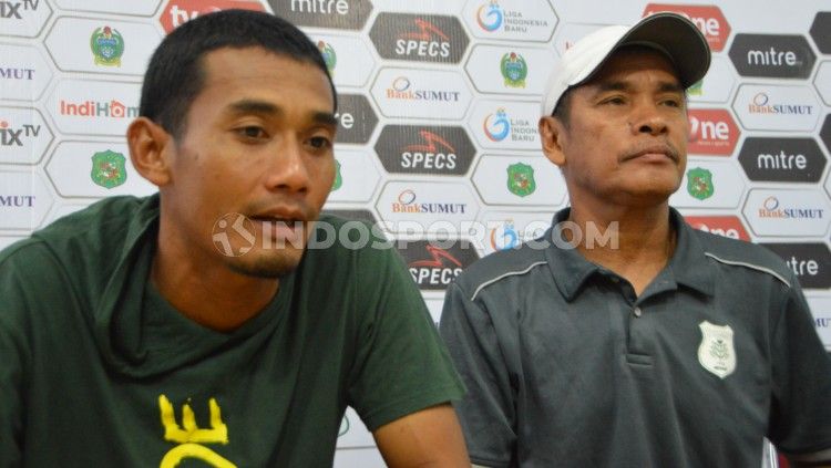 Pelatih PSMS Medan, Abdul Rahman Gurning (kanan), didampingi pemainnya Legimin Raharjo (kiri), dalam temu pers usai pertandingan Copyright: © Aldi Aulia Anwar/INDOSPORT