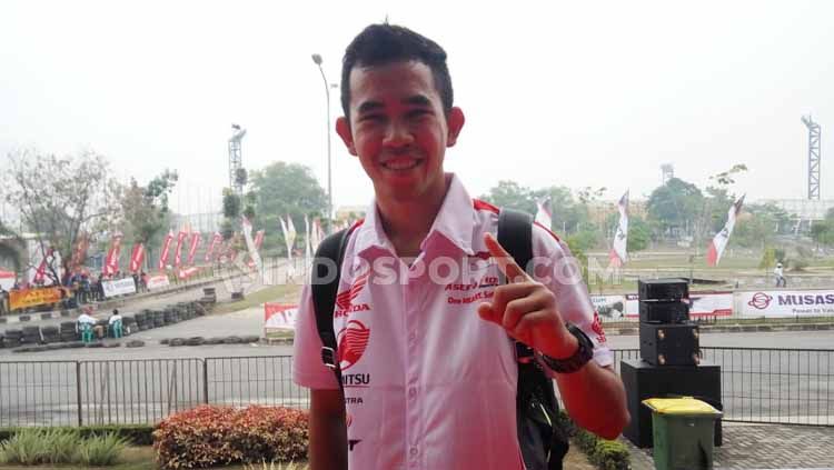 Pembalap profesional asal Indonesia, Gerry Salim berkesempatan berbagi pengalaman balapnya dan edukasi berkendara kepada para pelajar di kota Bandung, Sabtu (23/11/19). Copyright: © Luqman N. Arunanta/INDOSPORT