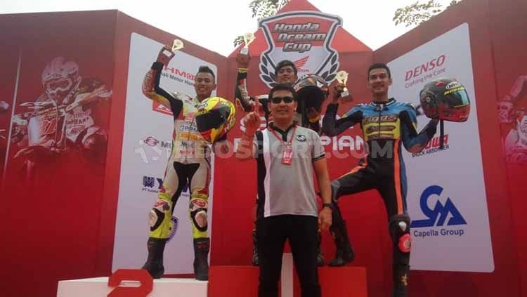 Anggi Permana juara Race 2 kelas HDC-1 Honda Dream Cup Pekanbaru 2019, Minggu (25/08/19). Foto: Luqman N. Arunanta/INDOSPORT Copyright: © Luqman N. Arunanta/INDOSPORT