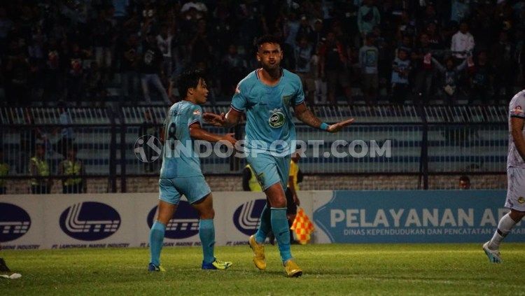 Selebrasi striker Persela Lamongan, Alex Dos Santos Goncalves usai mencetak gol ke gawang Tira-Persikabo, Minggu (25/8/19). Copyright: © Fitra Herdian/INDOSPORT