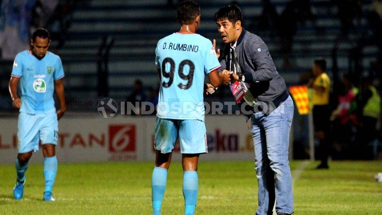 Nilmaizar memberikan instruksi kepada Delvin Rumbino saat pertandingan Liga 1 2019 antara Persela Lamongan vs Tira Persikabo, Minggu (25/08/19) Copyright: © Fitra Herdian/INDOSPORT