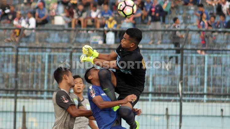 Mantan kiper Sriwijaya FC, Alexander yang segera berkostum tim Super Elang Jawa di putaran kedua Shopee Liga 1. Copyright: © Ronald Seger Prabowo/INDOSPORT