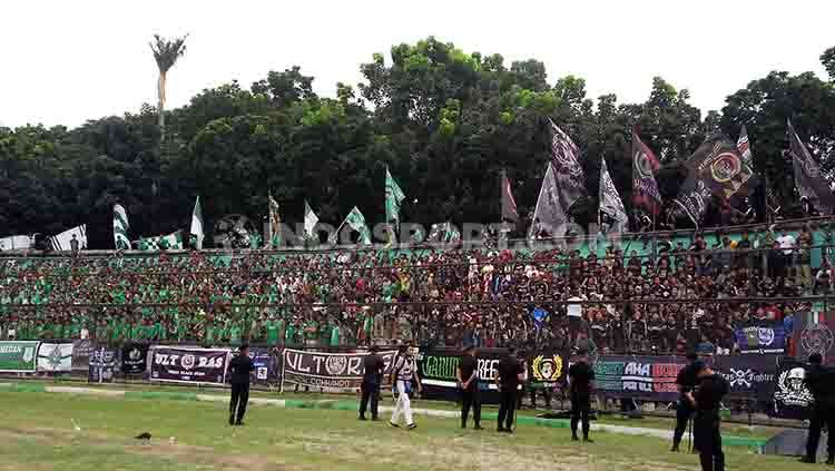 SMeCK Hooligan dan Curva Nord bersebelahan saat memberikan dukungan untuk tim masing-masing saat PSMS Medan menjamu PSPS Riau di Stadion Teladan, Medan, Sabtu (24/8/19) kemarin. Copyright: © Aldi Aulia Anwar/INDOSPORT