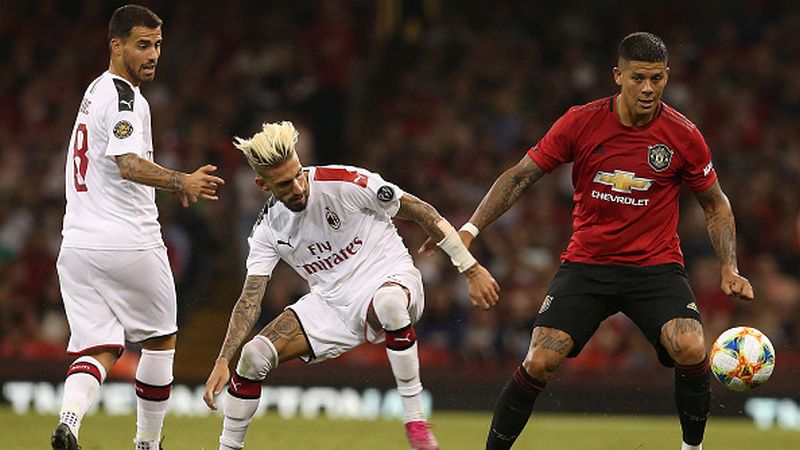 Marcos Rojo (kanan) saat bertanding melawan AC Milan Copyright: © Matthew Peters/Manchester United via Getty Images