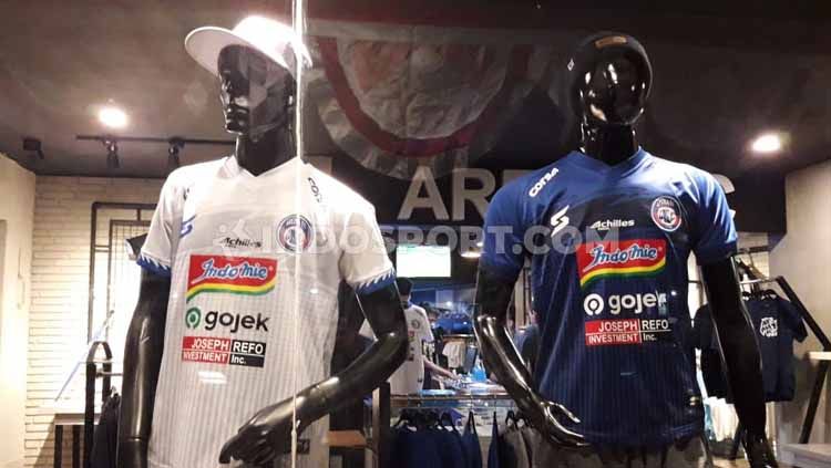 Jersey baru Arema FC sudah tersedia di store namun belum bisa dipasarkan. Copyright: © Ian Setiawan/INDOSPORT