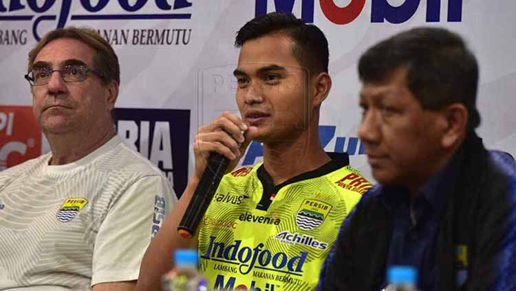 Kiper Persib, Dhika Bayangkara (tengah) dalam jumpa pers bersama Persib Bandung. Copyright: © persib.co.id