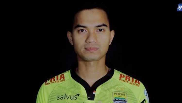 Dhika Bayangkara ialah satu-satunya nama rekomendasi dari pelatih kiper Persib Bandung yang paling siap bergabung. Copyright: © persib_official Verified