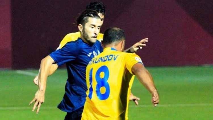 Ebrahim Abednezhad jersey biru saat menghadapai lawan. Copyright: © http://bakatbola.net