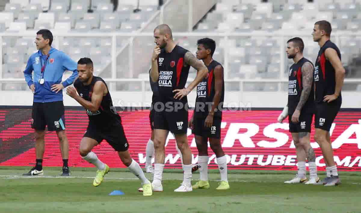 Official training tim PSM Makassar jelang lawan Persija Jakarta di Stadion GBK Senayan, Jakarta, Selasa (27/08/19). Pemain baru mereka Raphael Maitimo sudah terlihat berlatih bersama dengan tim Copyright: © Herry Ibrahim/INDOSPORT