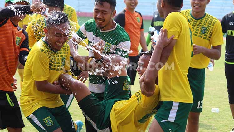 Abu Rizal Maulana dijahili beberapa pemain Persebaya saat merayakan ulang tahun, Selasa (27/8/19). Copyright: © Fitra Herdian/INDOSPORT