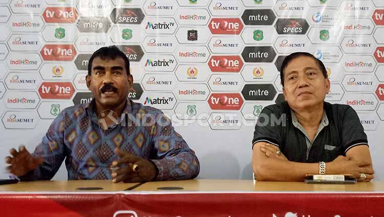 Sekertaris klub PSMS, Julius Raja (kiri) dan Anda Dalimunthe (kanan), saat memberikan klarifikasi terkait insiden awak media, Selasa (27/8/19). Copyright: © Aldi Aulia Anwar/INDOSPORT
