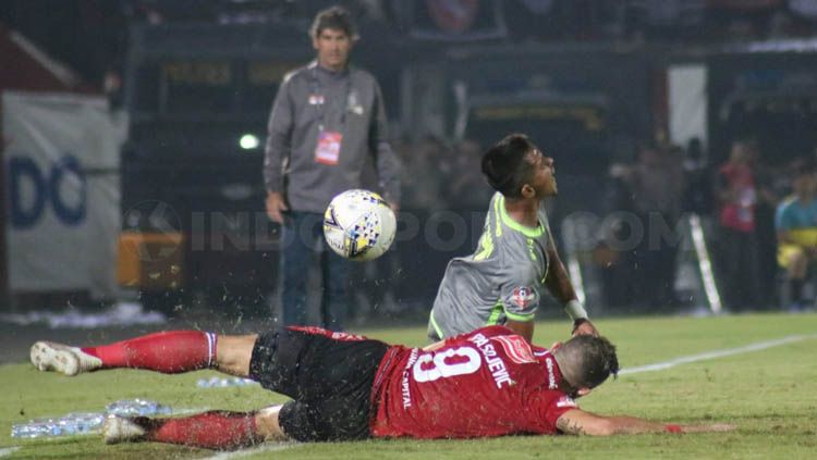 Ilija Spasojevic merebut bola pada laga Bali United vs Borneo FC di Liga 1 2019, Rabu (28/08/19). Copyright: © Nofik Lukman Hakim/INDOSPORT