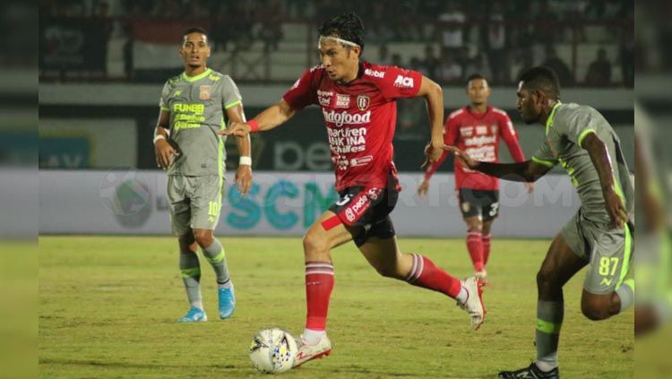 Michael Orah dibayangi pemain lawan pada laga Bali United vs Borneo FC di Liga 1 2019, Rabu (28/08/19). Copyright: © Nofik Lukman Hakim/INDOSPORT