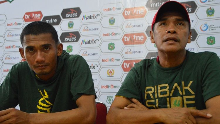 Pelatih PSMS Medan, Abdul Rahman Gurning (kanan) didampingi pemainnya, Legimin Raharjo (kiri), dalam temu pers usai pertandingan, Rabu (28/8/2019). Copyright: © Aldi Aulia Anwar/INDOSPORT