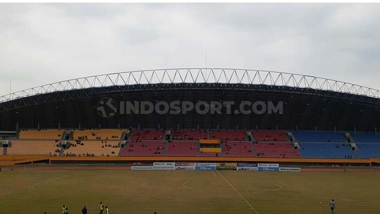 Stadion Gelora Sriwijaya, markas Sriwijaya FC, tampang lengang miskin penonton. Foto: Muhammad Effendi Copyright: © Muhammad Effendi/INDOSPORT