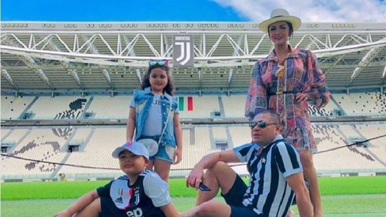 Keluarga Krisdayanti dan Raul Lemos saat berkunjung ke markas Juventus. Copyright: © Instagram @krisdayantilemos