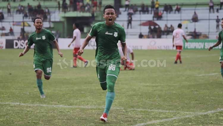 Striker anyar PSMS Medan, Tri Handoko, saat selebrasi usai cetak gol ke gawang Persibat Batang. (Foto : Aldi Aulia Anwar/INDOSPORT) Copyright: © Aldi Aulia Anwar/INDOSPORT