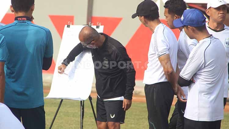 Pelatih PSIS Bambang Nurdiansyah ketika memberi arahan ke para pemain. Copyright: © Alvin Syaptia Pratama /INDOSPORT