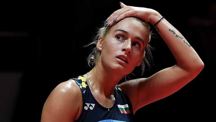 Atlet bulutangkis ganda putri Bulgaria, Gabriela Stoeva, bagikan motivasi workout yang membuat netizen salah fokus terhadap perut sixpact nan seksinya. Copyright: © Zhe Ji/Getty Images
