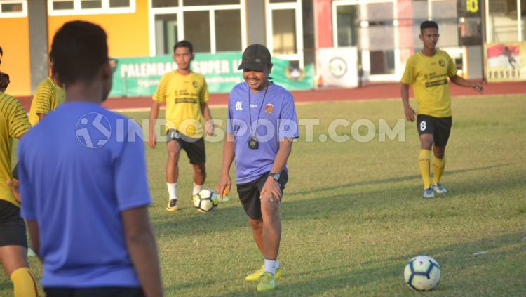 Pelatih Fisik Sriwijaya FC Didik Lestyantoro memimpin gerakan pendinginan usai latihan di Stadion Gelora Sriwijaya Jakabaring Palembang. Copyright: © Muhammad Effendi/INDOSPORT