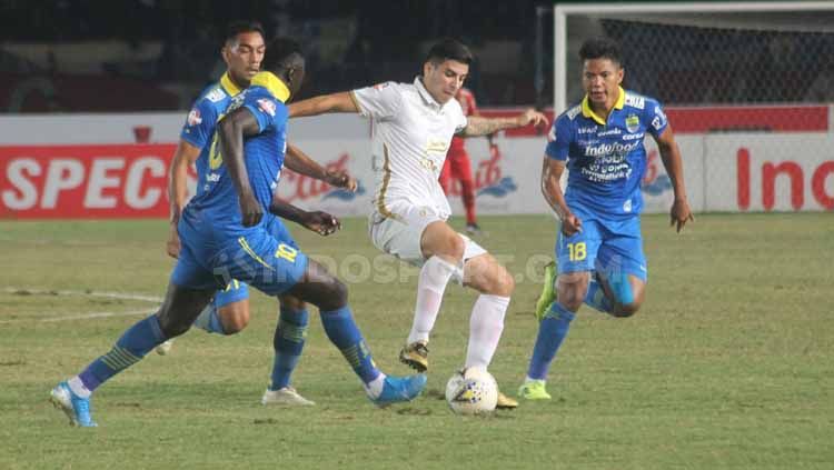 Satu pemain PSS Sleman berusaha melewati tiga pemain Persib Bandung sekaligus. Copyright: © Ronald Seger Prabowo/INDOSPORT