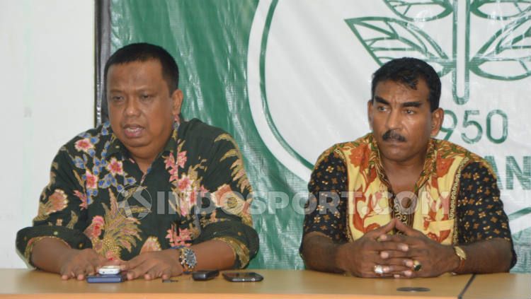 Penanggungjawab klub sekaligus manajer tim PSMS Medan, Mulyadi Simatupang (kiri) dan Sekertaris klub, Julius Raja (kanan). (Foto: Aldi Aulia Anwar/INDOSPORT) Copyright: © Aldi Aulia Anwar/INDOSPORT