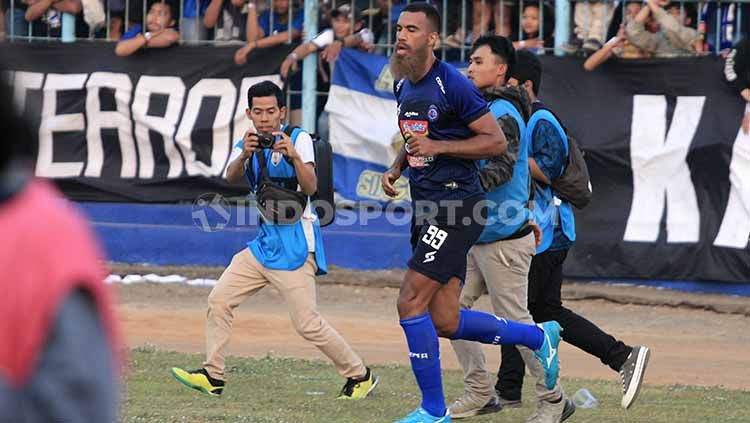 Manajer Arema FC, Ruddy Widodo membuka opsi untuk melepas Sylvano Comvalius ke sejumlah tim Liga 1, termasuk Persita Tangerang. Copyright: © Ian Setiawan/INDOSPORT