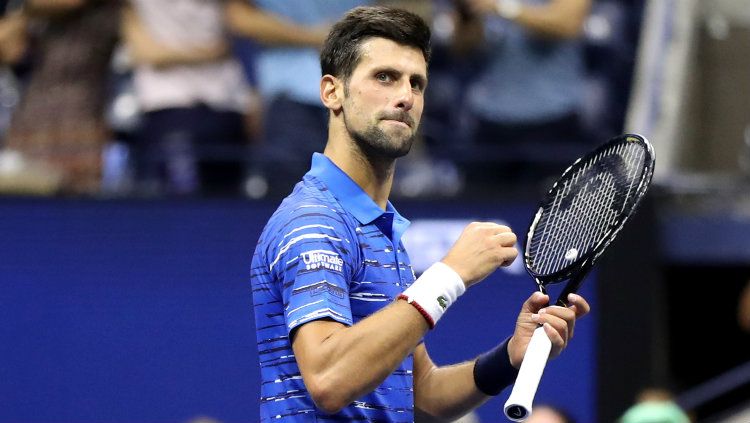 Novak Djokovic menunjukkan kemampuannya bermain tenis tanpa menggunakan raket. Copyright: © Katharine Lotze/Getty Images