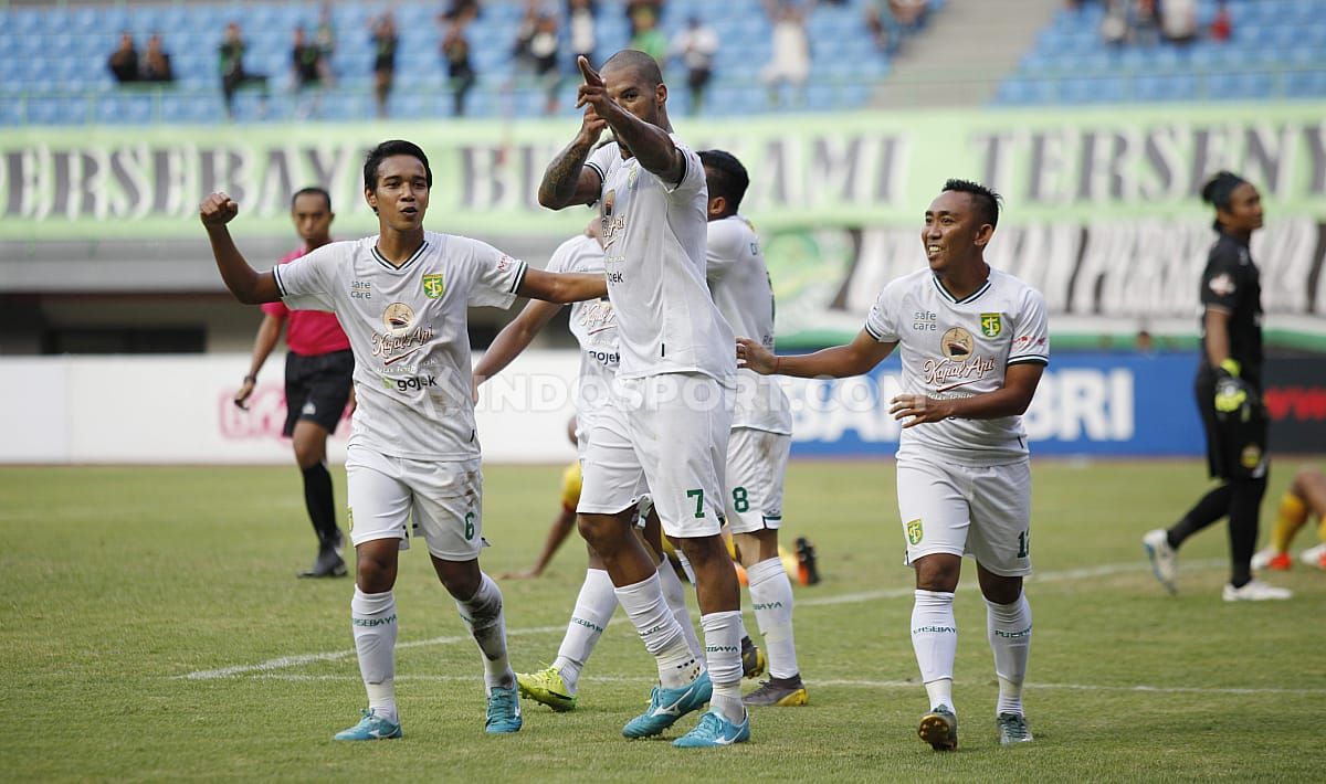 Selebrasi pemain Persebaya Surabaya usai membobol gawang Bhayangkara FC. Copyright: © Herry Ibrahim/INDOSPORT