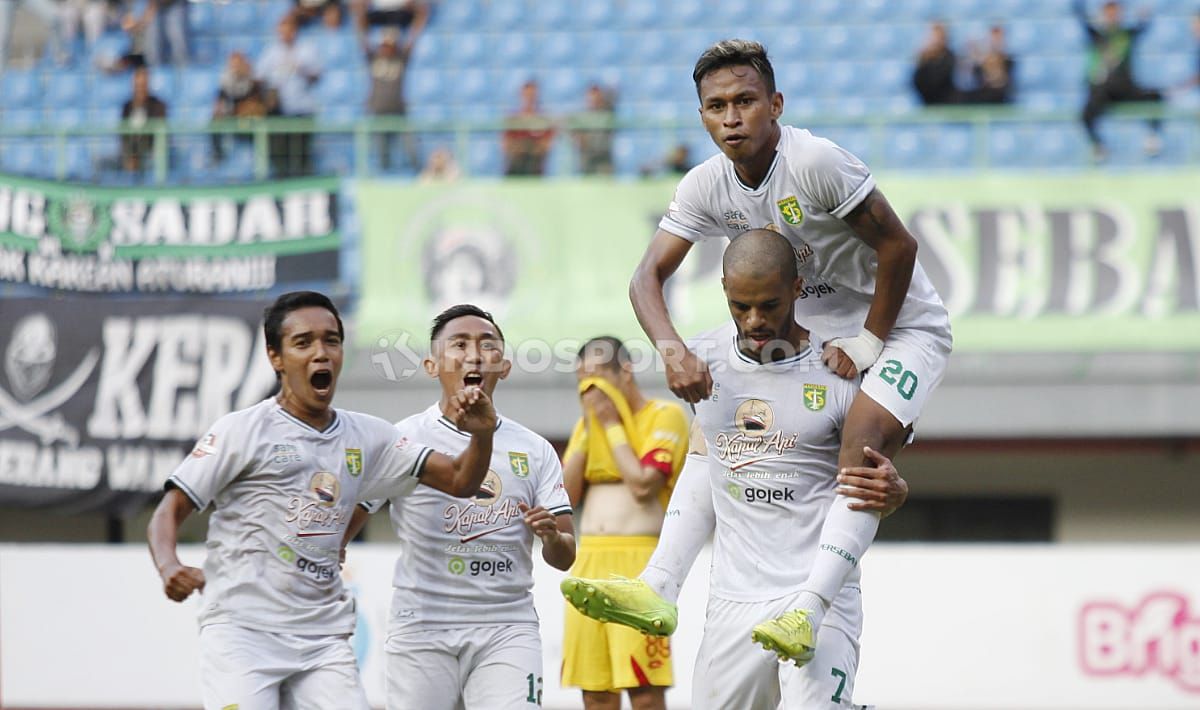 Pemain Persebaya Surabaya merayakan gol yang dicetak David da Silva Copyright: © Herry Ibrahim/INDOSPORT