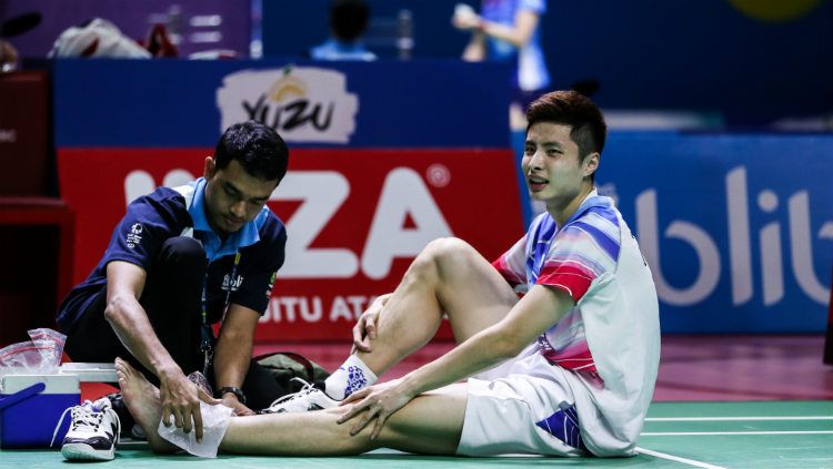 Cederanya rival abadi Anthony Sinisuka Ginting, yakni Shi Yuqi disebut ketua Asosiasi Bulutangkis China (CBA), Zhang Jun menjadi penyebab kemerosotan tim China. Copyright: © Shi Tang/Getty Images