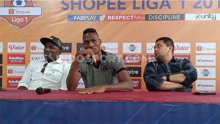 Amido Balde (tengah) resmi diperkenalkan sebagai rekrutan ketiga PSM Makassar pada jendela transfer putaran kedua Shopee Liga 1 2019, Sabtu (31/8/19) sore. Copyright: © Adriyan Adirizky/INDOSPORT