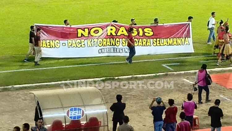 Perwakilan dari seluruh kelompok suporter PSM Makassar mengibarkan spanduk anti rasisme di laga melawan Persela Lamongan. Copyright: © Adriyan Adirizky/INDOSPORT