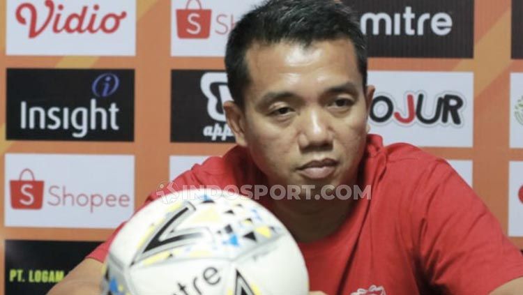 Pelatih Madura United, Rasiman meminta maaf kepada pelatih PSIS Semarang, Bambang Nurdiansyah, usai berhasil memetik tiga poin di pekan ke-33 Liga 1. Copyright: © INDOSPORT/Ian Setiawan