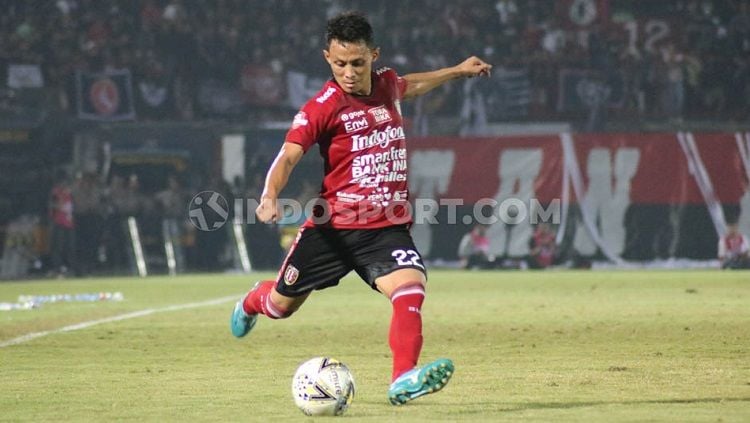 Bek klub Liga 1 Bali United, Dias Angga Putra saat tampil dalam pertandingan melawan Borneo FC. Copyright: © Nofik Lukman Hakim/INDOSPORT
