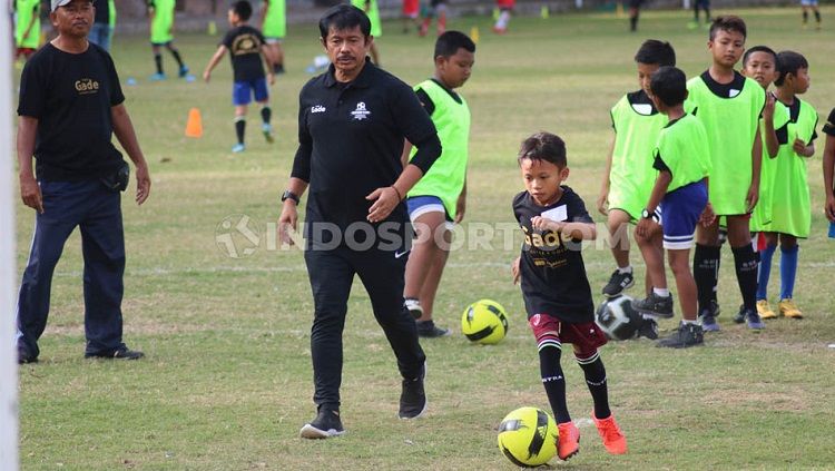 Indra Sjafri saat memberi intruksi kepada salah satu peserta dalam coaching clinic di Lapangan Sidakarya, Denpasar, Minggu (1/9/19). Foto: Nofik Lukman Hakim Copyright: © Nofik Lukman Hakim/INDOSPORT